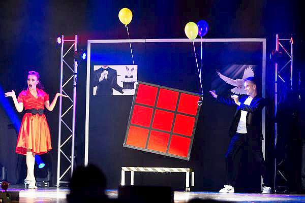 "THE MAGIC MAN" aus Waldkirch errang Silberpokal bei Zauberwettbewerb in Nordrhein-Westfalen.
Foto: Detlef Drenker "THE MAGIC MAN" aus Waldkirch errang Silberpokal bei Zauberwettbewerb in Nordrhein-Westfalen.
Foto: Detlef Drenker