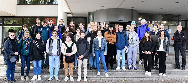 Schüler des Lycée St. Étienne aus Sens in Lörrach empfangen.
Foto: Stadt Lörrach - Katja Linder Schüler des Lycée St. Étienne aus Sens in Lörrach empfangen.
Foto: Stadt Lörrach - Katja Linder