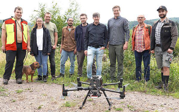 Mit der Drohne gegen den Borkenkäfer in Lahr.
Von links: Matthias Neumaier (Revierleiter des Lahrer Stadtwalds) Milena Schwarz und Benjamin Karl (Abteilung Liegenschaften und Verwaltungsservice), Nico Börschig und Manuel Nübel (Abteilung Geoinformation), Markus Nerz (Leiter Abteilung Geoinformation), Gebhard Warth und Jörg Knödler (Geographisches Institut der Universität Tübingen) und Julian Stolz (Student der Physischen Geographie an der Universität Tübingen) mit der Drohne.
Foto: Stadt Lahr
Mit der Drohne gegen den Borkenkäfer in Lahr.
Von links: Matthias Neumaier (Revierleiter des Lahrer Stadtwalds) Milena Schwarz und Benjamin Karl (Abteilung Liegenschaften und Verwaltungsservice), Nico Börschig und Manuel Nübel (Abteilung Geoinformation), Markus Nerz (Leiter Abteilung Geoinformation), Gebhard Warth und Jörg Knödler (Geographisches Institut der Universität Tübingen) und Julian Stolz (Student der Physischen Geographie an der Universität Tübingen) mit der Drohne.
Foto: Stadt Lahr