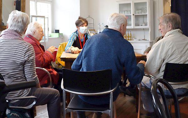 13. November: Museumsbesuch für Menschen mit Demenz und Angehörige in Waldkirch.
Sehen, fühlen, riechen: Die Gegenstände, die Rita Ghobad beim Erzählcafé mitgebracht hat, regen das Gespräch an.
Foto: Stadt Waldkirch
13. November: Museumsbesuch für Menschen mit Demenz und Angehörige in Waldkirch.
Sehen, fühlen, riechen: Die Gegenstände, die Rita Ghobad beim Erzählcafé mitgebracht hat, regen das Gespräch an.
Foto: Stadt Waldkirch