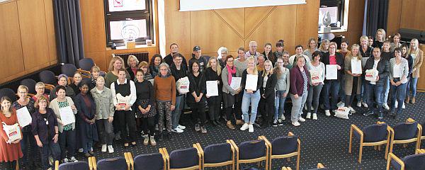 Landrätin Dammann ehrt vorbildliche Kitas im Landratsamt Lörrach.
Pädagogische Fachkräfte erhielten Anerkennung für ihr Engagement in der Weiterqualifikation im Bereich Inklusion.
Foto: Landratsamt Lörrach Landrätin Dammann ehrt vorbildliche Kitas im Landratsamt Lörrach.
Pädagogische Fachkräfte erhielten Anerkennung für ihr Engagement in der Weiterqualifikation im Bereich Inklusion.
Foto: Landratsamt Lörrach