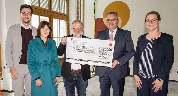 Rolf Böhme-Stiftung überreichte Spende an Förderverein NS-Dokuzentrum in Freiburg.
Von links: Oberbürgermeister Martin Horn (Vorsitzender des Stiftungsvorstandes), Julia Wolrab (wissenschaftliche Leitung Dokumentationszentrum Nationalsozialismus), Christoph Ebner (Vorsitzender des Fördervereins Dokumentationszentrum Nationalsozialismus e.V.), Daniel Zeiler (stellvertretender Vorstandsvorsitzender der Dr. Rolf Böhme-Stiftung der Sparkasse Freiburg-Nördlicher Breisgau) und Philine Weyrauch-Herrmann (Leiterin der Volkshochschule Freiburg, Vorstandsmitglied des Fördervereins Dokumentationszentrum Nationalsozialismus e.V.).

Foto: Stadt Freiburg - Patrick Seeger