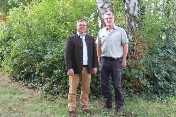 Die Wildtierbeauftragten des Landkreises Emmendingen: Reinhard
Müller (links) und Alex Schulz | Fotohinweis: Landratsamt Emmendingen Die Wildtierbeauftragten des Landkreises Emmendingen: Reinhard
Müller (links) und Alex Schulz | Fotohinweis: Landratsamt Emmendingen