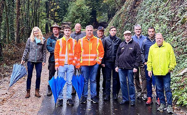 Hofzufahrt im Rahmen des Flurneuordnungsverfahrens Winden ausgebaut.
Von links: Andrea Geyer (Ausführende Ingenieurin der Flurneuordnung), Robert Reichenbach (Vorstandsmitglied der Teilnehmergemeinschaft Winden), Niklas Pontiggia (Bauleiter der ausführenden Firma), Gerd Grozinger (Bauleiter, Verband der Teilnehmergemeinschaften), Christian Pontiggia (Geschäftsführer der ausführenden Firma), Martin Häringer (Gemeinde Winden), Jürgen Baumann (Leitender Ingenieur der Flurneuordnung), Clemens Bieniger (Vorsitzender der Teilnehmergemeinschaft Winden), Klaus Hämmerle (Bürgermeister der Gemeinde Winden), Marcel Eltjes (Gemeindeverwaltungsverband Elzach) und Johannes Wild (Umweltbaubegleiter).
Foto: Landratsamt Emmendingen Hofzufahrt im Rahmen des Flurneuordnungsverfahrens Winden ausgebaut.
Von links: Andrea Geyer (Ausführende Ingenieurin der Flurneuordnung), Robert Reichenbach (Vorstandsmitglied der Teilnehmergemeinschaft Winden), Niklas Pontiggia (Bauleiter der ausführenden Firma), Gerd Grozinger (Bauleiter, Verband der Teilnehmergemeinschaften), Christian Pontiggia (Geschäftsführer der ausführenden Firma), Martin Häringer (Gemeinde Winden), Jürgen Baumann (Leitender Ingenieur der Flurneuordnung), Clemens Bieniger (Vorsitzender der Teilnehmergemeinschaft Winden), Klaus Hämmerle (Bürgermeister der Gemeinde Winden), Marcel Eltjes (Gemeindeverwaltungsverband Elzach) und Johannes Wild (Umweltbaubegleiter).
Foto: Landratsamt Emmendingen