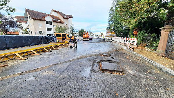Brücken- und Fahrbahnsanierung in Karl-Friedrich-Straße in Emmendingen.
Sanierungsarbeiten an den Brückenaußenseiten.
Foto: Stadt Emmendingen Brücken- und Fahrbahnsanierung in Karl-Friedrich-Straße in Emmendingen.
Sanierungsarbeiten an den Brückenaußenseiten.
Foto: Stadt Emmendingen