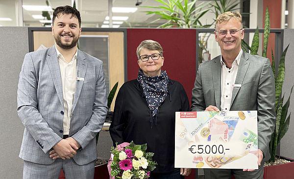 Gewinnerin des „PS Sparen und Gewinnen“ der Sparkasse Freiburg-Nördlicher Breisgau im September stammt aus Emmendingen.
Von links: Karim Abou-Zainab, Jutta Sinde und Helge Siewert.
Foto: Sparkasse Freiburg-Nördlicher Breisgau Gewinnerin des „PS Sparen und Gewinnen“ der Sparkasse Freiburg-Nördlicher Breisgau im September stammt aus Emmendingen.
Von links: Karim Abou-Zainab, Jutta Sinde und Helge Siewert.
Foto: Sparkasse Freiburg-Nördlicher Breisgau