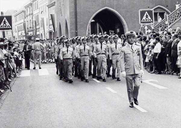 Abzugsparade der französischen Truppen in der Kaiserstraße 1964.
Quelle: Stadtarchiv Lahr
Abzugsparade der französischen Truppen in der Kaiserstraße 1964.
Quelle: Stadtarchiv Lahr
