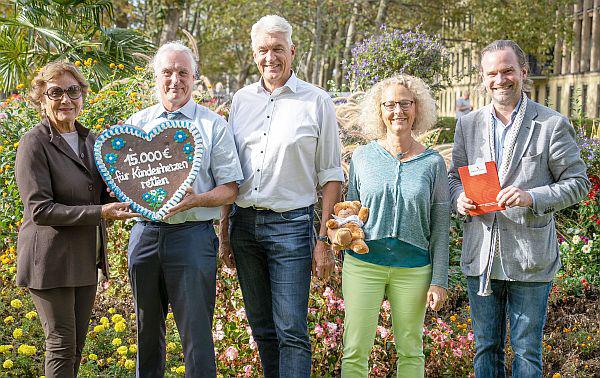 Großzügige Spende für Kinderherzen retten e.V. in Freiburg.
Ein Spendencheck aus Lebkuchen (von links): Erste Vorsitzende Josephine Fuchs, Henning Meyer und Lorenz Breiner (Geschäftsleitung der WiSMa), Vereinskoordinatorin Claudia Lackermaier und Martin Czerny (Ärztlicher Direktor der Klinik für Herz- und Gefäßchirurgie am Universitätsklinikum Freiburg).
Foto: Universitätsklinikum Freiburg Großzügige Spende für Kinderherzen retten e.V. in Freiburg.
Ein Spendencheck aus Lebkuchen (von links): Erste Vorsitzende Josephine Fuchs, Henning Meyer und Lorenz Breiner (Geschäftsleitung der WiSMa), Vereinskoordinatorin Claudia Lackermaier und Martin Czerny (Ärztlicher Direktor der Klinik für Herz- und Gefäßchirurgie am Universitätsklinikum Freiburg).
Foto: Universitätsklinikum Freiburg
