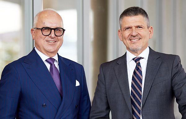 Bert Sutter löste Thomas Burger als wvib Schwarzwald AG-Präsident ab.
Stabübergabe bei der wvib-Jahreshauptversammlung in Freiburg: Ehrenpräsident Thomas Burger (links) und der neue Präsident Bert Sutter. Bert Sutter löste Thomas Burger als wvib Schwarzwald AG-Präsident ab.
Stabübergabe bei der wvib-Jahreshauptversammlung in Freiburg: Ehrenpräsident Thomas Burger (links) und der neue Präsident Bert Sutter.