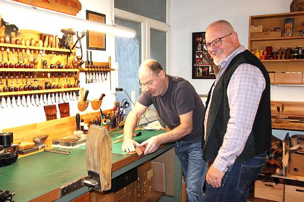 Am heutigen Samstag zeigte Ledermanufakturbetreiber Andreas Rombach (rechts) im Workshop wieder nicht nur verschiedene Handwerkstechniken der Lederbearbeitung, sondern vermittelte auch Grundwissen rund ums Leder.
Bild: Reinhard Laniot / Internetzeitung REGIOTRENDS Am heutigen Samstag zeigte Ledermanufakturbetreiber Andreas Rombach (rechts) im Workshop wieder nicht nur verschiedene Handwerkstechniken der Lederbearbeitung, sondern vermittelte auch Grundwissen rund ums Leder.
Bild: Reinhard Laniot / Internetzeitung REGIOTRENDS