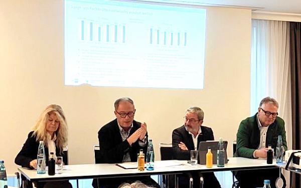 Ausbildungsmarkt am Südlichen Oberrhein unter Druck: Weniger Bewerber, mehr Stellen.
Von links: Theresia Denzer-Urschel (Vorsitzende der Geschäftsführung der Arbeitsagentur Offenburg), Alexander Merk (Vorsitzender der Geschäftsführung der Agentur für Arbeit Freiburg), Johannes Ullrich (Präsident der Handwerkskammer Freiburg) und Eberhard Liebherr (Präsident der IHK Südlicher Oberrhein).
Foto: Handwerkskammer Freiburg Ausbildungsmarkt am Südlichen Oberrhein unter Druck: Weniger Bewerber, mehr Stellen.
Von links: Theresia Denzer-Urschel (Vorsitzende der Geschäftsführung der Arbeitsagentur Offenburg), Alexander Merk (Vorsitzender der Geschäftsführung der Agentur für Arbeit Freiburg), Johannes Ullrich (Präsident der Handwerkskammer Freiburg) und Eberhard Liebherr (Präsident der IHK Südlicher Oberrhein).
Foto: Handwerkskammer Freiburg