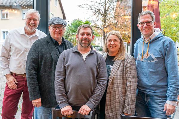 Gewerbeverband Bad Krozingen steht für Weihnachten mit Herz
Von links: Markus Matz (stellvertretender Vorstand), Peter Lob (Vorstand), Stefan Locherer (Veranstaltunggsorganisation), Alexandra Locherer (Programm und Presse), Stefan Lütten (stellvertretender Vorstand).
Foto: Jens Glade / Internetzeitung REGIOTRENDS
Gewerbeverband Bad Krozingen steht für Weihnachten mit Herz
Von links: Markus Matz (stellvertretender Vorstand), Peter Lob (Vorstand), Stefan Locherer (Veranstaltunggsorganisation), Alexandra Locherer (Programm und Presse), Stefan Lütten (stellvertretender Vorstand).
Foto: Jens Glade / Internetzeitung REGIOTRENDS