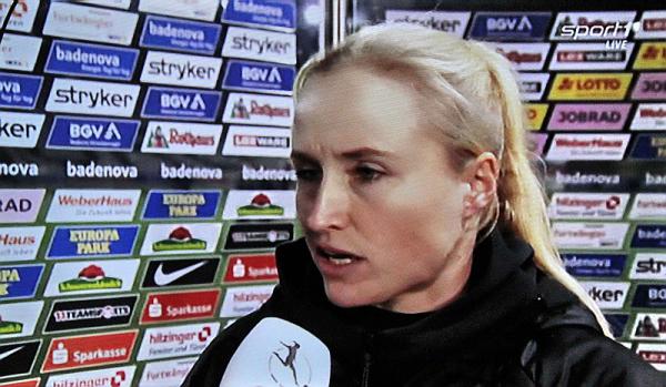 "Wir haben zwei Punkte verschenkt!" bilanzierte sichtlich enttäuscht SC-Trainerin Theresa Merk im TV-Interview nach der Liveübertragung aus dem Dreisamstadion am Montagabend.
TV-Bild "Wir haben zwei Punkte verschenkt!" bilanzierte sichtlich enttäuscht SC-Trainerin Theresa Merk im TV-Interview nach der Liveübertragung aus dem Dreisamstadion am Montagabend.
TV-Bild