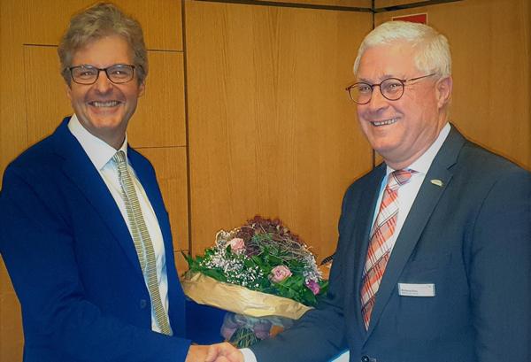 Blumen für den neuen Beigeordneten: Lorenz Wehrle (links) wird neuer Bürgermeister der Stadt Weil am Rhein. Oberbürgermeister Wolfgang Dietz gratuliert dem 63-Jährigen nach der Wahl
Bildquelle: Stadtverwaltung Weil am Rhein / Bähr Blumen für den neuen Beigeordneten: Lorenz Wehrle (links) wird neuer Bürgermeister der Stadt Weil am Rhein. Oberbürgermeister Wolfgang Dietz gratuliert dem 63-Jährigen nach der Wahl
Bildquelle: Stadtverwaltung Weil am Rhein / Bähr