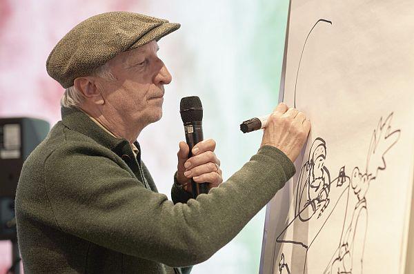 23. November bis 7. Januar 2024: „Da lachen ja die Hühner“ - Peter Gaymanns Zeichnungen sind im Europa-Park in Rust zu sehen.
Mit einer Live-Zeichnung begeisterte Peter Gaymann die Gäste der Vernissage.

Foto: Europa-Park 