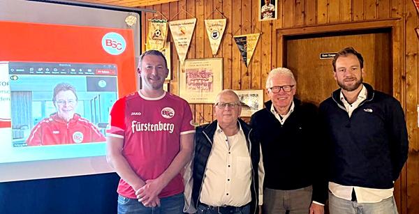 Von links: Der aus der aus den USA zugeschaltete Finanzvorstand Wolfgang Bühler, Marketingvorstand David Guy, Vorstandsvorsitzender Dieter Bühler, Geschäftsführer der BSC Werbung GmbH August Zügel und Sportvorstand Bernhard Wiesler.
Bild: BSC Von links: Der aus der aus den USA zugeschaltete Finanzvorstand Wolfgang Bühler, Marketingvorstand David Guy, Vorstandsvorsitzender Dieter Bühler, Geschäftsführer der BSC Werbung GmbH August Zügel und Sportvorstand Bernhard Wiesler.
Bild: BSC