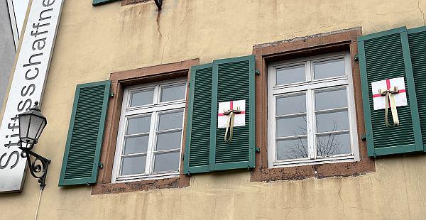 Lebendiger Adventskalender in Lahr.
Hinter dem Adventskalendertürchen verstecken sich eine Menge Überraschungen.

Foto: Stadt Lahr