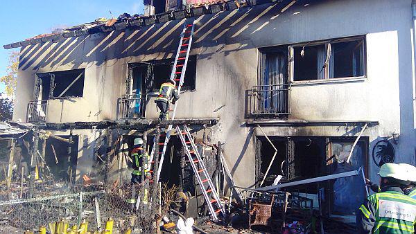 Stadt Offenburg: Feuerwehr ist Teamarbeit.
Die Feuerwehr konnte zwei der fünf Wohnparteien im Dachsweg retten.
Foto: Feuerwehr Offenburg Stadt Offenburg: Feuerwehr ist Teamarbeit.
Die Feuerwehr konnte zwei der fünf Wohnparteien im Dachsweg retten.
Foto: Feuerwehr Offenburg