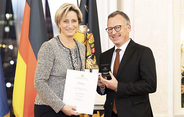 Wirtschaftsmedaille des Landes an Philipp Frese (2005 bis 2021 Präsident Handelsverband Südbaden) verliehen.
Philipp Frese (Geschäftsführer der Firma Frese GmbH) und Nicole Hoffmeister-Kraut.
Foto: Ministerium für Wirtschaft, Arbeit und Tourismus - Leif Piechowski Wirtschaftsmedaille des Landes an Philipp Frese (2005 bis 2021 Präsident Handelsverband Südbaden) verliehen.
Philipp Frese (Geschäftsführer der Firma Frese GmbH) und Nicole Hoffmeister-Kraut.
Foto: Ministerium für Wirtschaft, Arbeit und Tourismus - Leif Piechowski