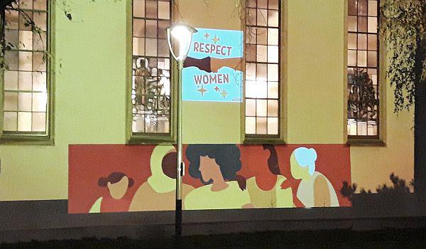 Lichtzeichen im Quartier in Rheinfelden werden am 8. März 2024 wiederholt.
Wortwörtlich ins Wasser fiel das Videomapping der Schülerinnen zum Thema Gewalt in ihrem Lebensalltag, das am Internationalen Tag gegen Gewalt an Frauen im Kastanienpark gezeigt werden sollte. Es wird nun am 8. März am internationalen Frauentag wiederholt. 

Foto: Stadt Rheinfelden 