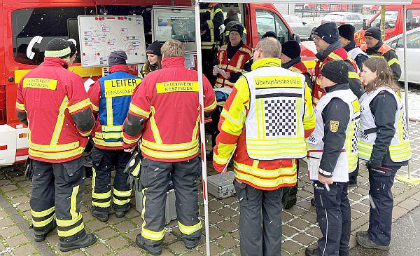 200 Einsatzkräfte des Katastrophenschutzes übten kreisübergreifend in Freiburg, Eschbach und Waldshut.
Auf der Feuerwehrübungsanlage „füba“ in Eschbach erhielten die Katastrophenschützer des Kreises Breisgau-Hochschwarzwald Unterstützung aus dem Kreis Emmendingen.
Foto: Landratsamt Breisgau-Hochschwarzwald 200 Einsatzkräfte des Katastrophenschutzes übten kreisübergreifend in Freiburg, Eschbach und Waldshut.
Auf der Feuerwehrübungsanlage „füba“ in Eschbach erhielten die Katastrophenschützer des Kreises Breisgau-Hochschwarzwald Unterstützung aus dem Kreis Emmendingen.
Foto: Landratsamt Breisgau-Hochschwarzwald