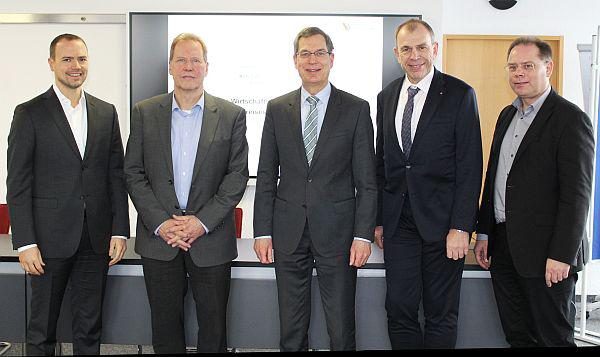25 Jahre Wirtschaftsförderungsgesellschaft des Landkreises Emmendingen: Thorsten Kille hört nach 25 Jahren zum Jahresende auf.
Von links: Patrick Heil (Volksbank Breisgau-Nord eG), Thorsten Kille (Geschäftsführer WFG), Landrat Hanno Hurth, Bernd Rigl (Sparkasse Freiburg-Nördlicher Breisgau) und Robin Derdau (Wirtschaftsförderer WFG).
Foto: Landratsamt Emmendingen – Ulrich Spitzmüller 25 Jahre Wirtschaftsförderungsgesellschaft des Landkreises Emmendingen: Thorsten Kille hört nach 25 Jahren zum Jahresende auf.
Von links: Patrick Heil (Volksbank Breisgau-Nord eG), Thorsten Kille (Geschäftsführer WFG), Landrat Hanno Hurth, Bernd Rigl (Sparkasse Freiburg-Nördlicher Breisgau) und Robin Derdau (Wirtschaftsförderer WFG).
Foto: Landratsamt Emmendingen – Ulrich Spitzmüller