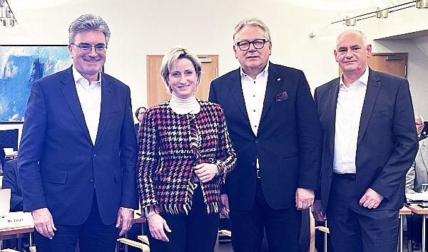 Nicole Hoffmeister-Kraut sprach vor IHK-Vollversammlung in Lahr.
Von links: Dieter Salomon (IHK-Hauptgeschäftsführer), Gastrednerin Nicole Hoffmeister-Kraut, Eberhard Liebherr (IHK-Präsident) und Reiner Richter (Vorstand der Volksbank Lahr).
Foto: IHK Südlicher Oberrhein - Sarah Remmele Nicole Hoffmeister-Kraut sprach vor IHK-Vollversammlung in Lahr.
Von links: Dieter Salomon (IHK-Hauptgeschäftsführer), Gastrednerin Nicole Hoffmeister-Kraut, Eberhard Liebherr (IHK-Präsident) und Reiner Richter (Vorstand der Volksbank Lahr).
Foto: IHK Südlicher Oberrhein - Sarah Remmele