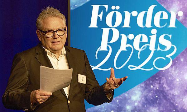 30 Förderpreise für 40 junge Menschen aus der Regio.
IHK-Präsident Eberhard Liebherr begrüßte die beinahe 200 Gäste der Förderpreisverleihung der IHK-Stiftung Südlicher Oberrhein.
Foto: IHK Südlicher Oberrhein - Markus Schwerer 30 Förderpreise für 40 junge Menschen aus der Regio.
IHK-Präsident Eberhard Liebherr begrüßte die beinahe 200 Gäste der Förderpreisverleihung der IHK-Stiftung Südlicher Oberrhein.
Foto: IHK Südlicher Oberrhein - Markus Schwerer