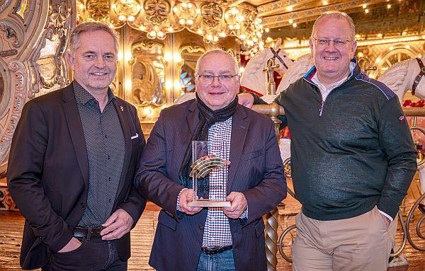 RADIO REGENBOGEN Award für außergewöhnliche Stimmen.
Engelbert Gabriel (Sprecher der Geschäftsleitung Europa-Park), Andreas Ksionsek (Eventleiter von Radio Regenbogen) und Kai Fischer (Showregisseur und Radio Regenbogen-Chef).
Foto: Europa-Park RADIO REGENBOGEN Award für außergewöhnliche Stimmen.
Engelbert Gabriel (Sprecher der Geschäftsleitung Europa-Park), Andreas Ksionsek (Eventleiter von Radio Regenbogen) und Kai Fischer (Showregisseur und Radio Regenbogen-Chef).
Foto: Europa-Park
