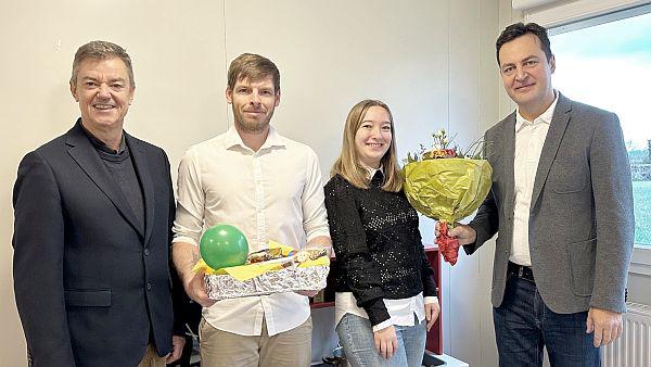 Neunte städtische Kita in Bad Krozingen eröffnet.
Bürgermeister Volker Kieber (links) und Fachbereichsleiter Stephan Busch (rechts) wünschten dem Team Daniel Streich und Laura Arnold viel Erfolg für die neue Aufgabe in der Kita Am Rebberg.
Foto: Stadt Bad Krozingen Neunte städtische Kita in Bad Krozingen eröffnet.
Bürgermeister Volker Kieber (links) und Fachbereichsleiter Stephan Busch (rechts) wünschten dem Team Daniel Streich und Laura Arnold viel Erfolg für die neue Aufgabe in der Kita Am Rebberg.
Foto: Stadt Bad Krozingen