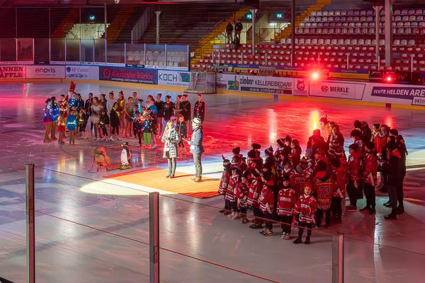 EHC Freiburg verliert auch gegen Kaufbeuren
Stimmungsvolles Weihnachtssingen vor dem Spiel.
Foto: Jens Glade / Internetzeitung REGIOTRENDS EHC Freiburg verliert auch gegen Kaufbeuren
Stimmungsvolles Weihnachtssingen vor dem Spiel.
Foto: Jens Glade / Internetzeitung REGIOTRENDS