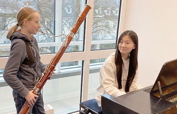 Auszeichnung für Elena Chen und Alma Schill aus Waldkirch.
Alma Schill und Elena Chen.
Foto: Stadt Waldkirch
Auszeichnung für Elena Chen und Alma Schill aus Waldkirch.
Alma Schill und Elena Chen.
Foto: Stadt Waldkirch