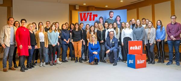 Landrat Frank Scherer und die Dezernentin für Zentrale Steuerung Ulrike Karl (beide Mitte, kniend) würdigten gemeinsam mit Personalamtsleiterin Elke Kasper (vorne links) und den Ausbildungsleitern Bastian Oswald und Victoria Ruf (2. Reihe, 1. und 2. von links) die diesjährigen erfolgreichen Aus- und Weiterzubildenden sowie Studierenden des Landratsamts Ortenaukreis.
Foto: Landratsamt Ortenaukreis Landrat Frank Scherer und die Dezernentin für Zentrale Steuerung Ulrike Karl (beide Mitte, kniend) würdigten gemeinsam mit Personalamtsleiterin Elke Kasper (vorne links) und den Ausbildungsleitern Bastian Oswald und Victoria Ruf (2. Reihe, 1. und 2. von links) die diesjährigen erfolgreichen Aus- und Weiterzubildenden sowie Studierenden des Landratsamts Ortenaukreis.
Foto: Landratsamt Ortenaukreis