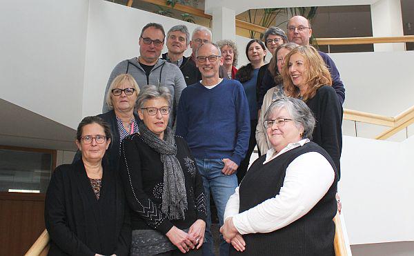 Landrätin Dammann würdigte langjährige Mitarbeitende des Landratsamts Lörrach.
Geehrte mit 25 und 40 Dienstjahren:
Linke Reihe, jeweils von unten nach oben: Nicole Edelmann, Elke Frömmer, Thomas Ühlin, Rolf Hess, Wolfgang Nestle;
mittlere Reihe: Ursula Kreiner, Eric Scheer, Sylvia Melzer;
rechte Reihe: Andrea Reichhelm, Birgit Schwarz, Doris Karle, Rolf Hanke, Ulrike Krämer und Evelyn Huber.
Foto: Landratsamt Lörrach - Torben Pahl Landrätin Dammann würdigte langjährige Mitarbeitende des Landratsamts Lörrach.
Geehrte mit 25 und 40 Dienstjahren:
Linke Reihe, jeweils von unten nach oben: Nicole Edelmann, Elke Frömmer, Thomas Ühlin, Rolf Hess, Wolfgang Nestle;
mittlere Reihe: Ursula Kreiner, Eric Scheer, Sylvia Melzer;
rechte Reihe: Andrea Reichhelm, Birgit Schwarz, Doris Karle, Rolf Hanke, Ulrike Krämer und Evelyn Huber.
Foto: Landratsamt Lörrach - Torben Pahl