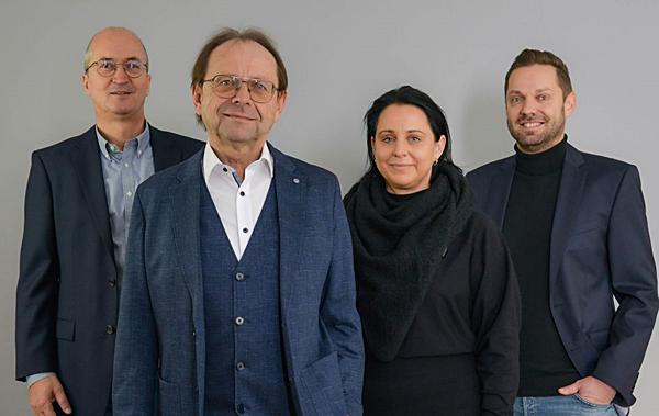 Von links: Geschäftsführer Markus Hilß, Gründer und Inhaber Manfred Barth, Geschäftsführerin Nicole Barth und Geschäftsführer Marcel Barth (Bild: BMH)
Von links: Geschäftsführer Markus Hilß, Gründer und Inhaber Manfred Barth, Geschäftsführerin Nicole Barth und Geschäftsführer Marcel Barth (Bild: BMH)