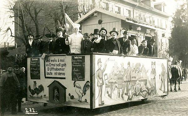 Öffnungszeiten des Dreiländermuseums Lörrach an der Fasnacht.
Fasnachtsumzüge in Lörrach gibt’s schon länger. Dieser fand in den 1930er Jahren statt. Auf der Fotopostkarte von Friedrich Gutermann zu sehen ist der Wagen der Ufhabi-Clique.
Foto: Dreiländermuseum Öffnungszeiten des Dreiländermuseums Lörrach an der Fasnacht.
Fasnachtsumzüge in Lörrach gibt’s schon länger. Dieser fand in den 1930er Jahren statt. Auf der Fotopostkarte von Friedrich Gutermann zu sehen ist der Wagen der Ufhabi-Clique.
Foto: Dreiländermuseum
