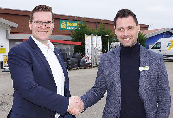 Führungswechsel bei Kemmler Baustoffe in Malterdingen.
Übergabe der Geschäftsführung bei Kemmler Baustoffe in Malterdingen: Chistoffer Wiese (links) hat den aufstrebenden Betrieb an seinen Nachfolger Alexander Thümmrich (recht) übergeben und wechselt an die Spitze des neuen Kemmler-Hauses nach Freiburg.
Foto: Kemmler Baustoffe GmbH - SYSCOM Press
Führungswechsel bei Kemmler Baustoffe in Malterdingen.
Übergabe der Geschäftsführung bei Kemmler Baustoffe in Malterdingen: Chistoffer Wiese (links) hat den aufstrebenden Betrieb an seinen Nachfolger Alexander Thümmrich (recht) übergeben und wechselt an die Spitze des neuen Kemmler-Hauses nach Freiburg.
Foto: Kemmler Baustoffe GmbH - SYSCOM Press