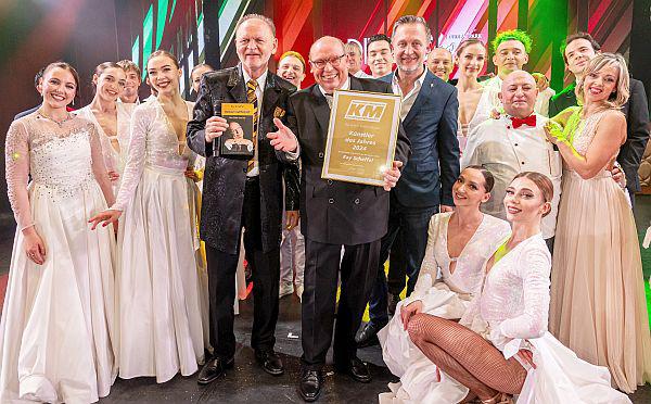 Kay Scheffel als Künstler des Jahres 2024 ausgezeichnet.
Georg Dull (Herausgeber Goldenes Künstler-Magazin) und Mathias Reichle (Entertainment-Direktor Europa-Park) gratulieren Kay Scheffel.
Foto: Europa-Park Kay Scheffel als Künstler des Jahres 2024 ausgezeichnet.
Georg Dull (Herausgeber Goldenes Künstler-Magazin) und Mathias Reichle (Entertainment-Direktor Europa-Park) gratulieren Kay Scheffel.
Foto: Europa-Park