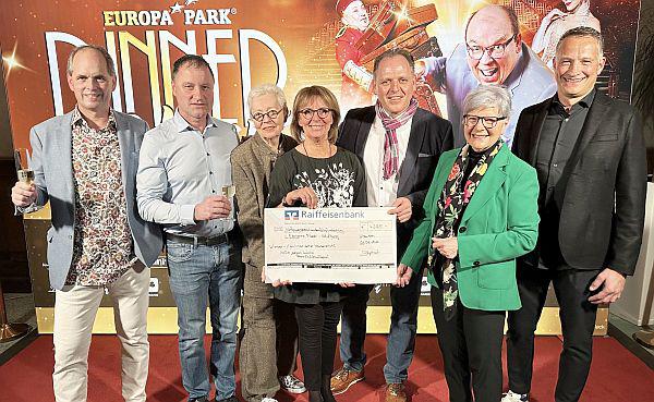 Gemeinsam stark: Kaiserstühler Weinwirtschaft und Kulinarischer Kaiserstuhl spendeten Erlös aus Benefizkick für "Santa Isabel".
Von links: Martin Bercher, Arndt Köbelin, Barbara Dickmann, Marianne Mack, Rüdiger Baptist, Gerdi Staiblin und Peter Ambs.
Foto: Naturgarten Kaiserstuhl - Diana Ambs Gemeinsam stark: Kaiserstühler Weinwirtschaft und Kulinarischer Kaiserstuhl spendeten Erlös aus Benefizkick für "Santa Isabel".
Von links: Martin Bercher, Arndt Köbelin, Barbara Dickmann, Marianne Mack, Rüdiger Baptist, Gerdi Staiblin und Peter Ambs.
Foto: Naturgarten Kaiserstuhl - Diana Ambs