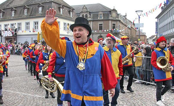 "Unsere Stadt wird richtig voller Menschen sein“, freute sich Oberbürgermeister Stefan Schlatterer beim Pressetermin vor zwei Wochen, als die Fasnet-Veranstaltungen in Emmendingen vorgestellt wurden. Und der Rathaus-Chef konnte sich am heutigen Sonntag von seiner Vorhersage pesönlich entlang der Umzugsstrecke überzeugen, marschierte er doch als Umzugsdirigent der Stadtmusik vorneweg!
Bild: Reinhard Laniot / REGIOTRENDS lokal: "EM-extra" "Unsere Stadt wird richtig voller Menschen sein“, freute sich Oberbürgermeister Stefan Schlatterer beim Pressetermin vor zwei Wochen, als die Fasnet-Veranstaltungen in Emmendingen vorgestellt wurden. Und der Rathaus-Chef konnte sich am heutigen Sonntag von seiner Vorhersage pesönlich entlang der Umzugsstrecke überzeugen, marschierte er doch als Umzugsdirigent der Stadtmusik vorneweg!
Bild: Reinhard Laniot / REGIOTRENDS lokal: "EM-extra"