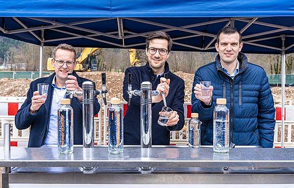 Wasserwerk im Osten von Freiburg trotzt Extremwetter.
Von links: Heinz-Werner Hölscher (Vorstand badenova), Martin Horn (Oberbürgermeister Freiburg) und Simon Herrmann (Leiter Wasser&Abwasser badenovaNETZE).
Foto: badenova Wasserwerk im Osten von Freiburg trotzt Extremwetter.
Von links: Heinz-Werner Hölscher (Vorstand badenova), Martin Horn (Oberbürgermeister Freiburg) und Simon Herrmann (Leiter Wasser&Abwasser badenovaNETZE).
Foto: badenova