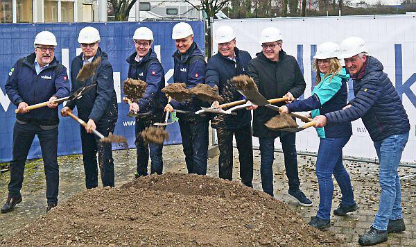 Landrat Frank Scherer gab Startschuss für zentralen Landratsamtsneubau in Kehl.
Freuten sich über den ersten Spatenstich für das neue Landratsamtsgebäude in Kehl (von links): Claudius Uiker (Partner bei Vollack), Armin Koch (Geschäftsführer bei Vollack), Benjamin Reis (Projektleiter bei Vollack), Heiko Bartle (Consult Architekt bei Vollack), Landrat Frank Scherer, Kehls Oberbürgermeister Wolfram Britz, Ulrike Karl (Dezernentin für Zentrale Steuerung im Landratsamt) und Achim Müller (Gebäudemanagement des Landratsamts).
Foto: Landratsamt Ortenaukreis Landrat Frank Scherer gab Startschuss für zentralen Landratsamtsneubau in Kehl.
Freuten sich über den ersten Spatenstich für das neue Landratsamtsgebäude in Kehl (von links): Claudius Uiker (Partner bei Vollack), Armin Koch (Geschäftsführer bei Vollack), Benjamin Reis (Projektleiter bei Vollack), Heiko Bartle (Consult Architekt bei Vollack), Landrat Frank Scherer, Kehls Oberbürgermeister Wolfram Britz, Ulrike Karl (Dezernentin für Zentrale Steuerung im Landratsamt) und Achim Müller (Gebäudemanagement des Landratsamts).
Foto: Landratsamt Ortenaukreis