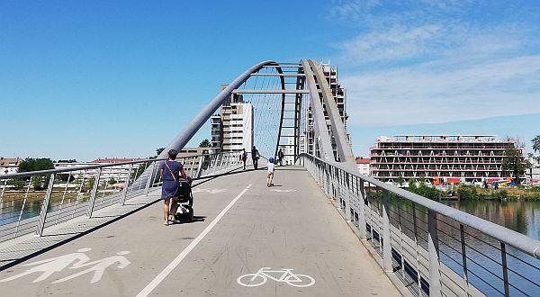 26. Juni: Olympisches Feuer kommt nach Weil am Rhein.
Besonderheit: Die olympische Flamme wird am 26. Juni über die Dreiländerbrücke von Weil am Rhein hinüber nach Hüningen gebracht.
Foto: Stadtverwaltung Weil am Rhein - Bähr 26. Juni: Olympisches Feuer kommt nach Weil am Rhein.
Besonderheit: Die olympische Flamme wird am 26. Juni über die Dreiländerbrücke von Weil am Rhein hinüber nach Hüningen gebracht.
Foto: Stadtverwaltung Weil am Rhein - Bähr