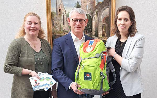 "Annis Schwarzwald Geheimnis" auf Französisch in Oppenau.
Von links: Gunia Wassmer (Geschäftsführerin der Renchtal Tourismus GmbH), Uwe Gaiser (Bürgermeister von Oppenau) und Anika Klaffke (Eurodistrikt-Generalsekretärin) mit dem neuen französischen Oppenauer Wanderrätsel-Rucksacks „Annis Schwarzwald Geheimnis“.
Foto: Eurodistrict - R. Le Nerrant "Annis Schwarzwald Geheimnis" auf Französisch in Oppenau.
Von links: Gunia Wassmer (Geschäftsführerin der Renchtal Tourismus GmbH), Uwe Gaiser (Bürgermeister von Oppenau) und Anika Klaffke (Eurodistrikt-Generalsekretärin) mit dem neuen französischen Oppenauer Wanderrätsel-Rucksacks „Annis Schwarzwald Geheimnis“.
Foto: Eurodistrict - R. Le Nerrant