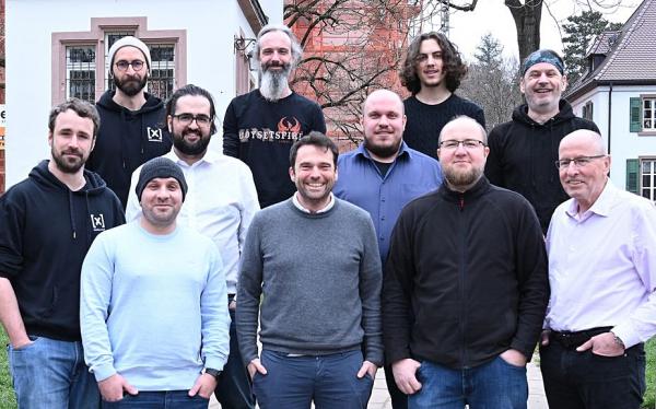 Das Emmendinger Team von maexware solutions.
Mit dabei (vorne von links): Hasan Ashkar (maexware Edeka Team), Tim-Markus Kaiser (Geschäftsführer), Stefan Werner (CTO und EDEKA Teamleiter). - Frederik Rahimpur (mittlere Reihe, 2.v.l.) Das Emmendinger Team von maexware solutions.
Mit dabei (vorne von links): Hasan Ashkar (maexware Edeka Team), Tim-Markus Kaiser (Geschäftsführer), Stefan Werner (CTO und EDEKA Teamleiter). - Frederik Rahimpur (mittlere Reihe, 2.v.l.)