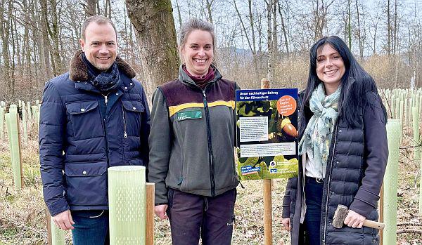 Volksbank Breisgau Nord spendete 2.000 Bäume für Wald in Bötzingen.
Von links: Volksbank-Vorstand Patrick Heil, Revierförsterin Laura Hempelmann und Katrin Burger (Nachhaltigkeitskoordinatorin der Volksbank) beim Ortstermin im neu bepflanzten Waldstück im Bötzinger Wald.
Foto: Volksbank Breisgau Nord eG Volksbank Breisgau Nord spendete 2.000 Bäume für Wald in Bötzingen.
Von links: Volksbank-Vorstand Patrick Heil, Revierförsterin Laura Hempelmann und Katrin Burger (Nachhaltigkeitskoordinatorin der Volksbank) beim Ortstermin im neu bepflanzten Waldstück im Bötzinger Wald.
Foto: Volksbank Breisgau Nord eG