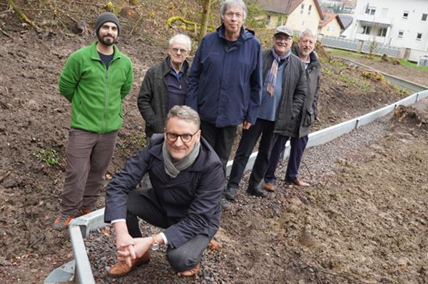 Oberbürgermeister Markus Ibert (vorne) Bürgermeister Tilman Petters rechts und Adrian Frick, Sachgebietsleiter Grün (links), freuen sich mit Udo Baum, Wolfgang Bahr und Walter Caroli vom Naturschutzbund (NABU) Lahr über die neue Amphibienleiteinrichtung am Hohbergsee.
Foto: Stadt Lahr Oberbürgermeister Markus Ibert (vorne) Bürgermeister Tilman Petters rechts und Adrian Frick, Sachgebietsleiter Grün (links), freuen sich mit Udo Baum, Wolfgang Bahr und Walter Caroli vom Naturschutzbund (NABU) Lahr über die neue Amphibienleiteinrichtung am Hohbergsee.
Foto: Stadt Lahr