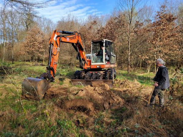 Im Allmendwald wurden in den vergangenen Tagen insgesamt
18 Löcher mit einem Bagger ausgehoben, um die Bodenschichten zu
erfassen.
Fotos: Landratsamt Emmendingen Im Allmendwald wurden in den vergangenen Tagen insgesamt
18 Löcher mit einem Bagger ausgehoben, um die Bodenschichten zu
erfassen.
Fotos: Landratsamt Emmendingen