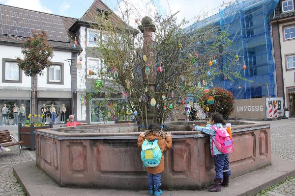 Emmendingen hat seinen Osterbrunnen!
Bild: Reinhard Laniot / REGIOTRENDS lokal: "EM extra" Emmendingen hat seinen Osterbrunnen!
Bild: Reinhard Laniot / REGIOTRENDS lokal: "EM extra"