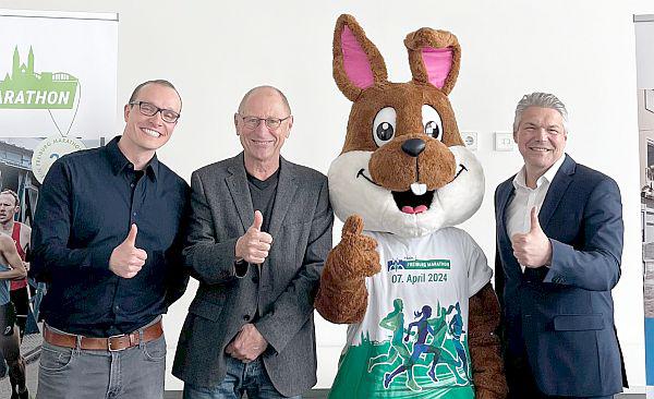 MEIN FREIBURG MARATHON 2024: Start in die Laufsaison am 7. April.
Von links: Max Hommel (FWTM-Projektteam), Michael Schlicksupp (Präsident Badischer Leichtathletik Verband), Marathon-Maskottchen Hopsi Hobbele und Stefan Breiter (Bürgermeister Stadt Freiburg).
Foto: Freiburg Wirtschaft Touristik und Messe GmbH MEIN FREIBURG MARATHON 2024: Start in die Laufsaison am 7. April.
Von links: Max Hommel (FWTM-Projektteam), Michael Schlicksupp (Präsident Badischer Leichtathletik Verband), Marathon-Maskottchen Hopsi Hobbele und Stefan Breiter (Bürgermeister Stadt Freiburg).
Foto: Freiburg Wirtschaft Touristik und Messe GmbH